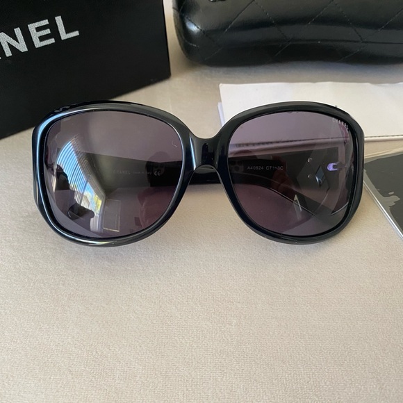 S⛔️LD Authentic pre loved Chanel shades, un-used. - Picture 3 of 4
